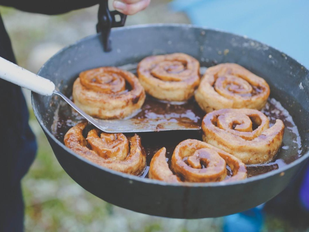 Cinnamon rolls in a fry-bake pan