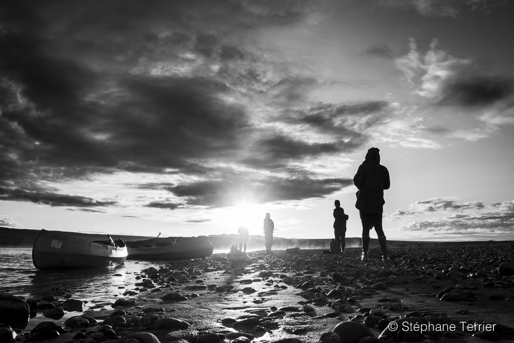 Loading the canoes.  Stéphane Terrier photo.