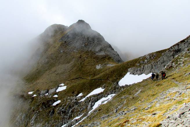 abby-rogers-nz-002.jpg__655x5000_q70_subject_location-2304,1536_subsampling-2 Students hiking through high misty peaks in New Zealand.